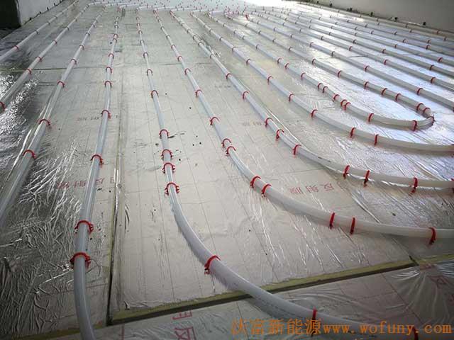 青島德沃幼兒園空氣源熱泵項目施工案例地暖施工、主機施工，空氣源熱泵項目調試成功，項目展示實例——空氣源熱泵地暖鋪管