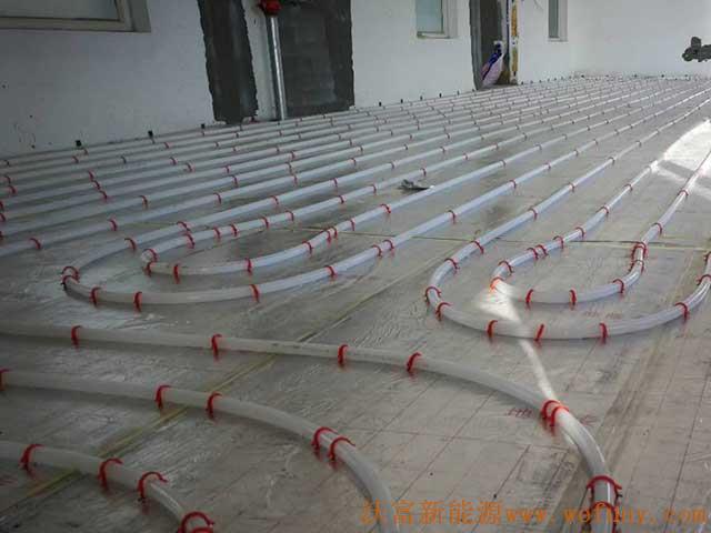 青島德沃幼兒園空氣源熱泵項目施工案例地暖施工、主機施工，空氣源熱泵項目調試成功，項目展示實例——空氣源熱泵地暖鋪管1