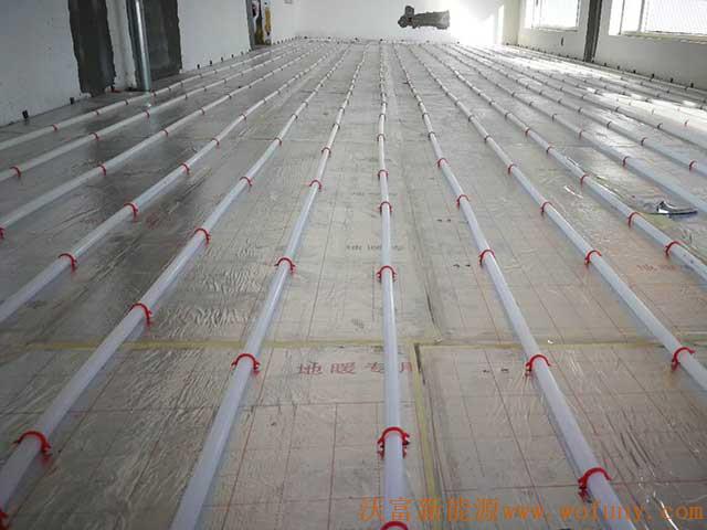 青島德沃幼兒園空氣源熱泵項目施工案例地暖施工、主機施工，空氣源熱泵項目調試成功，項目展示實例——空氣源熱泵地暖鋪管2