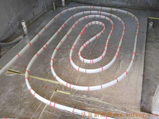 青島德沃幼兒園空氣源熱泵項目施工案例地暖施工、主機施工，空氣源熱泵項目調試成功，項目展示實例——空氣源熱泵地暖鋪管3