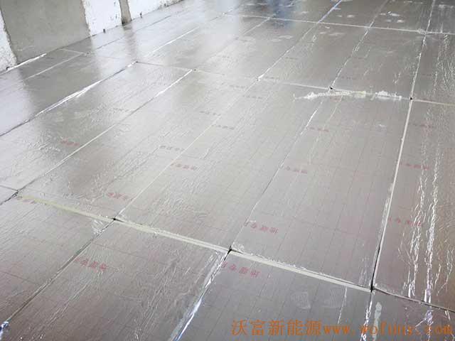 青島德沃幼兒園空氣源熱泵項目施工案例地暖施工、主機施工，空氣源熱泵項目調試成功，項目展示實例——空氣源熱泵地暖鋪管4