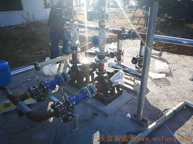 青島德沃幼兒園空氣源熱泵項目施工案例地暖施工、主機施工，空氣源熱泵項目調試成功，項目展示實例——空氣源熱泵管路連接