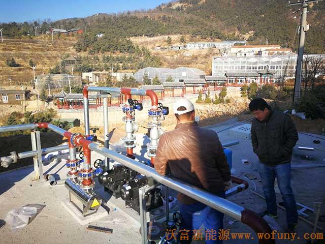 青島德沃幼兒園空氣源熱泵項目施工案例地暖施工、主機施工，空氣源熱泵項目調試成功，項目展示實例——空氣源熱泵管路連接1