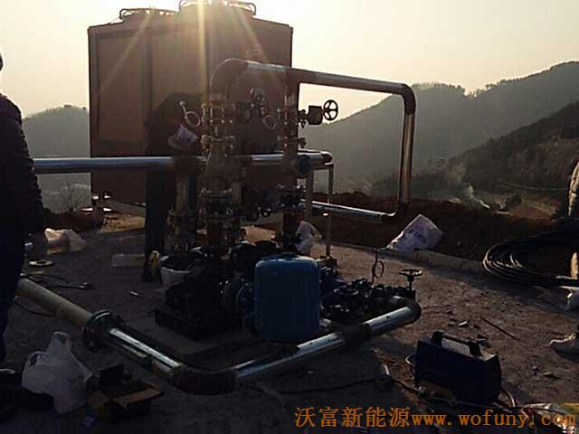 青島德沃幼兒園空氣源熱泵項目施工案例地暖施工、主機施工，空氣源熱泵項目調試成功，項目展示實例——空氣源熱泵主機安裝