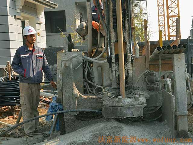 青島長水山莊別墅小區地源熱泵項目施工鉆井現場圖片展示———鉆機運行中