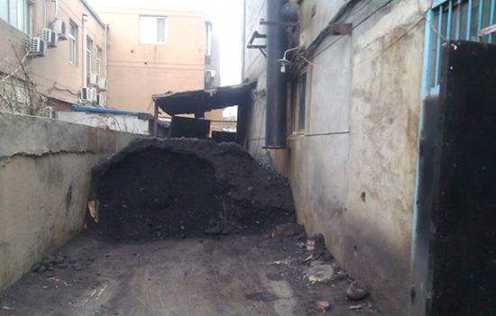 截至到2016年年底，我國北方地區城鄉建筑取暖總面積約206億平方米，其中燃煤取暖占了83%，取暖用煤年消耗4億噸標煤，其中散燒煤約2億噸標煤，主要分布在農村地區。”